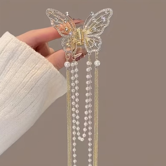 NEW❗️Elegant Silver Butterfly Hair Clip. Butterfly hair accessories. ? B2-109